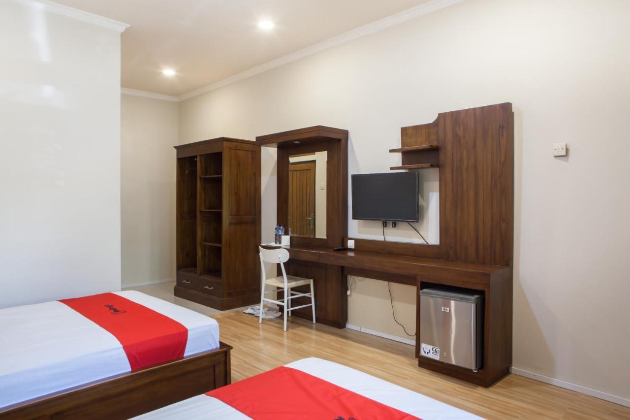 בניוואנגי Reddoorz Plus Near Mall Roxy Banyuwangi מראה חיצוני תמונה