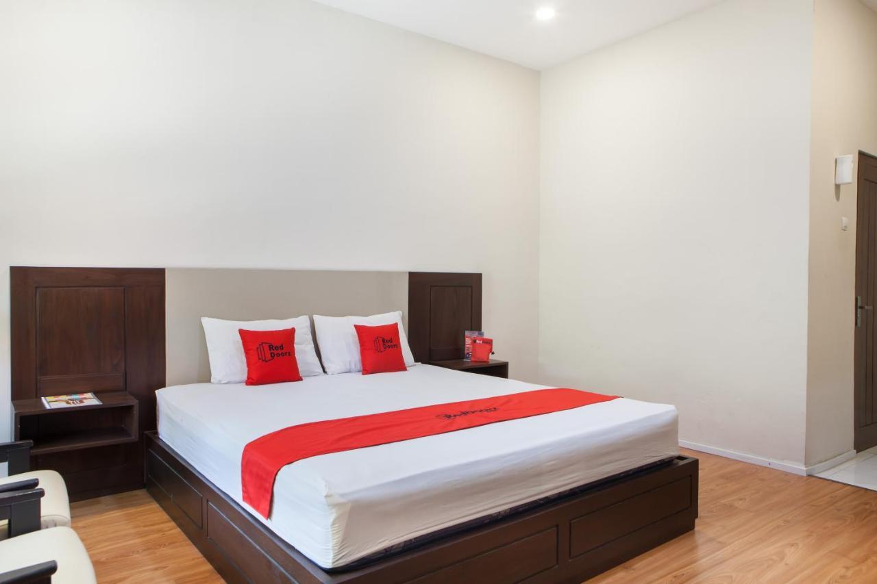 בניוואנגי Reddoorz Plus Near Mall Roxy Banyuwangi מראה חיצוני תמונה