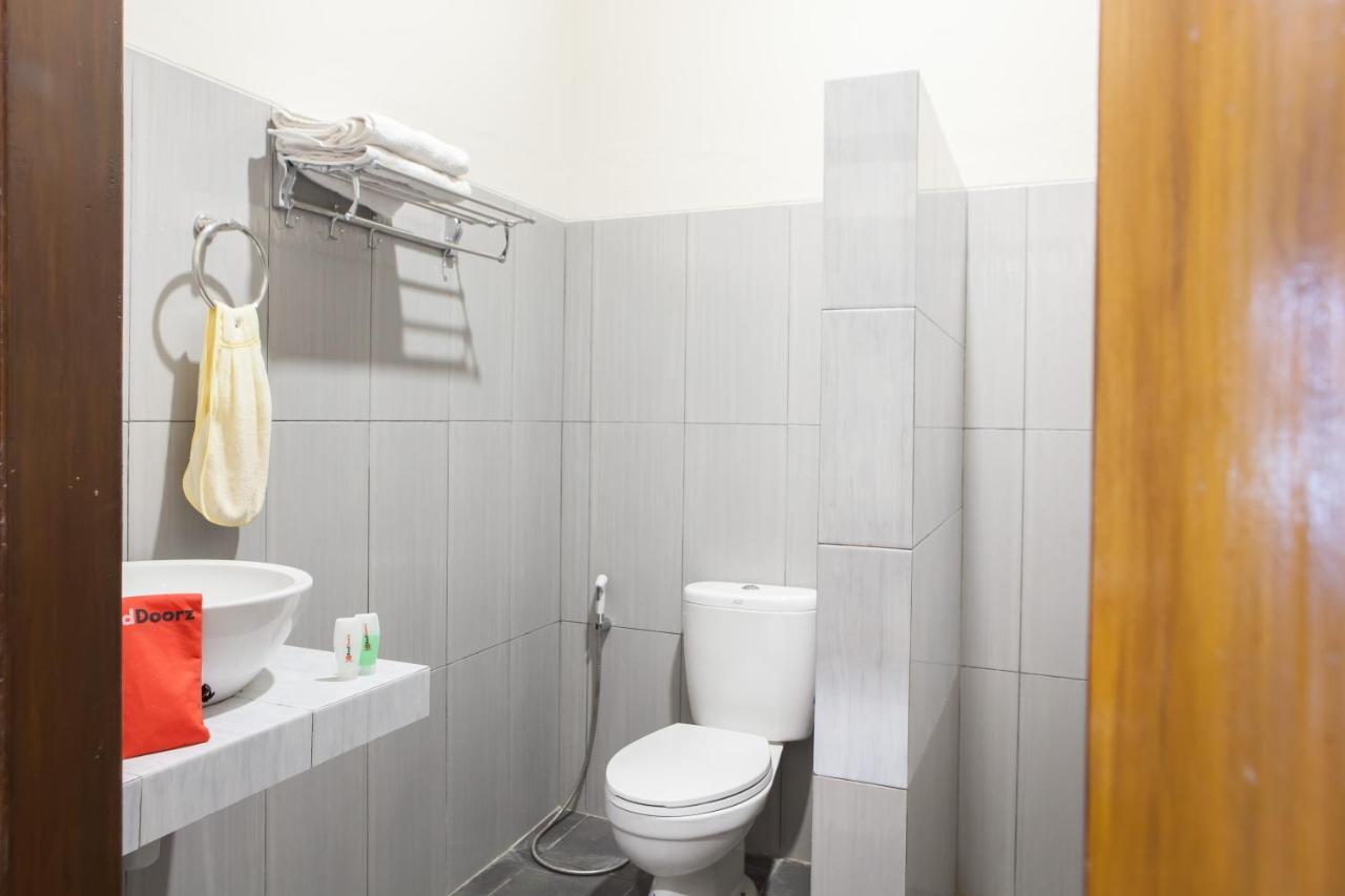 בניוואנגי Reddoorz Plus Near Mall Roxy Banyuwangi מראה חיצוני תמונה